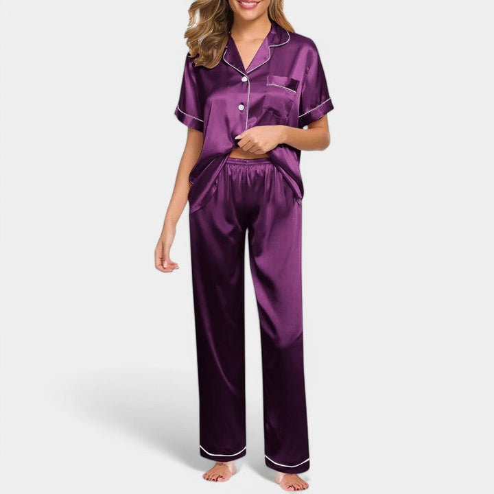 "Luxe damespyjama van zijden satijn, elegant ontwerp met lange mouwen, zijdeachtige glans voor ultiem comfort en stijl."