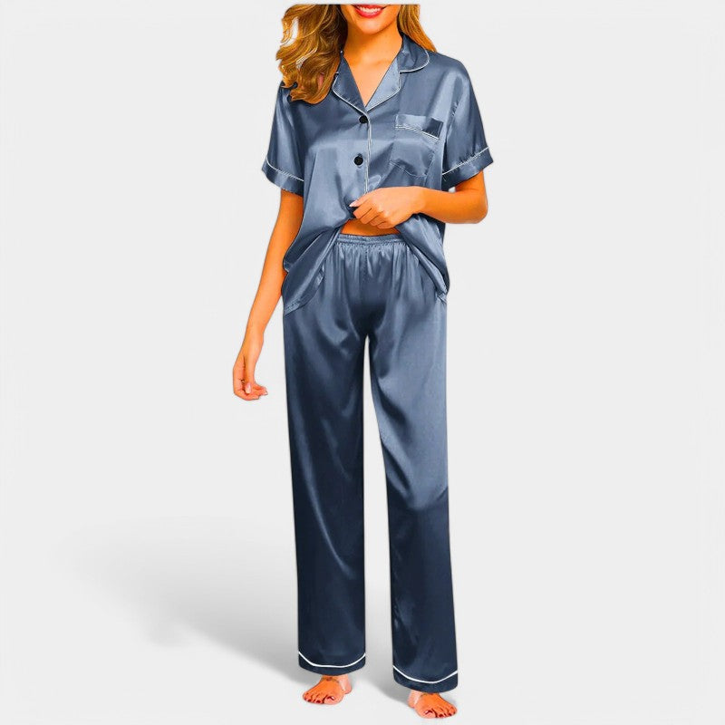 "Luxe damespyjama van zijden satijn, elegant ontwerp met lange mouwen, zijdeachtige glans voor ultiem comfort en stijl."