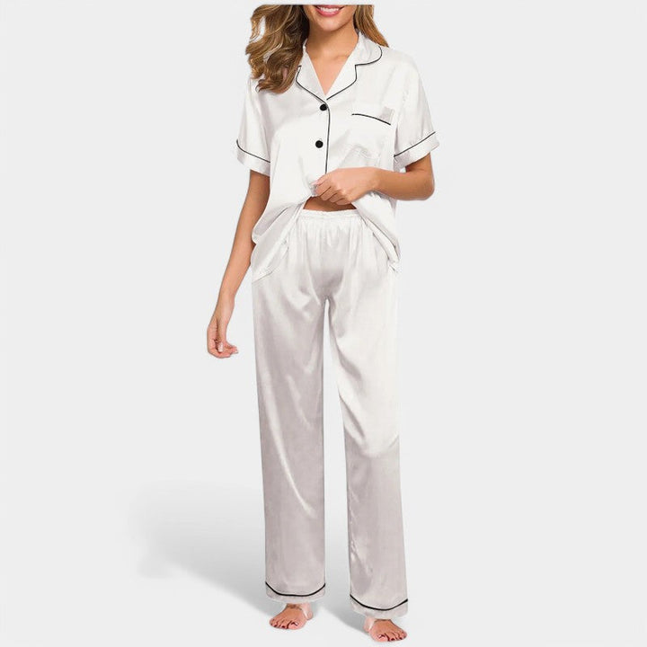 "Luxe damespyjama van zijden satijn, elegant ontwerp met lange mouwen, zijdeachtige glans voor ultiem comfort en stijl."