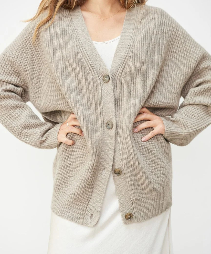 Elegant damesvest voor diverse gelegenheden. Tijdloze mode, comfortabele warmte. Perfect voor herfst en winter.