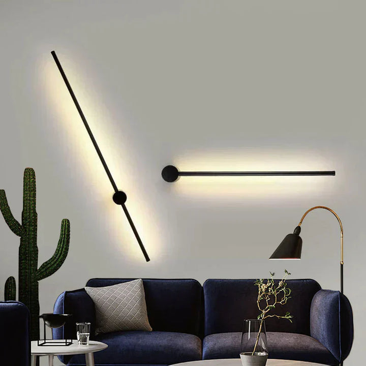 Luxe dimbare wandlamp van zwart aluminium, moderne LED-verlichting met afstandsbediening voor sfeervol interieur.