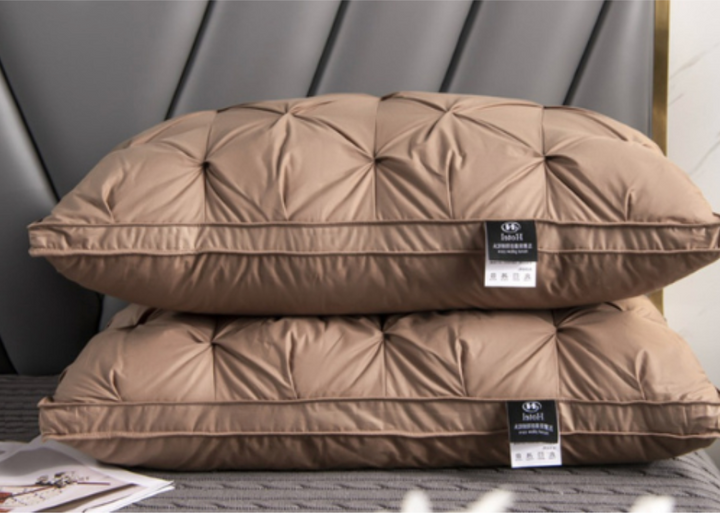 Wit luxe ganzendons hoofdkussen, perfect voor een comfortabele nachtrust en stijlvol beddengoed.