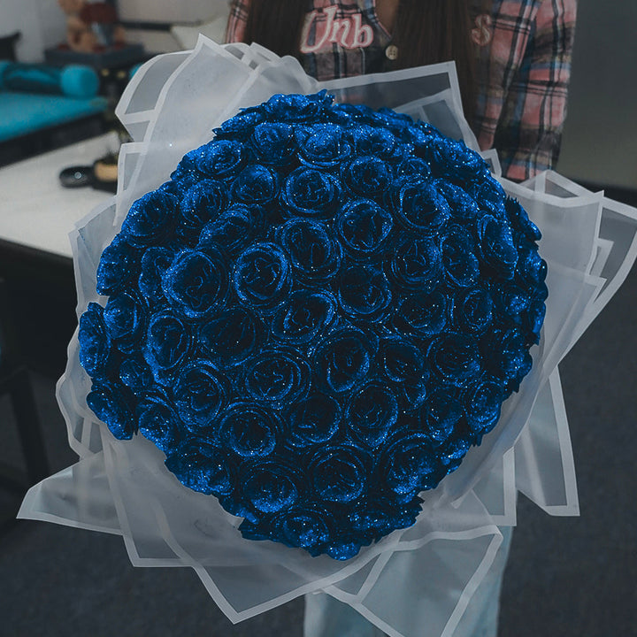 "Luxe glitter rozen boeket, eeuwige charme in rood, blauw, roze; tijdloze schoonheid zonder onderhoud. Perfect cadeau."