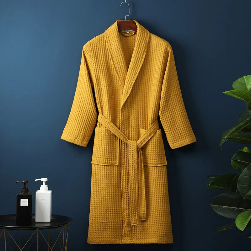 Luxe katoenen badjas in blauw, zachte stof, comfortabel en ademend. Perfect voor ontspanning.