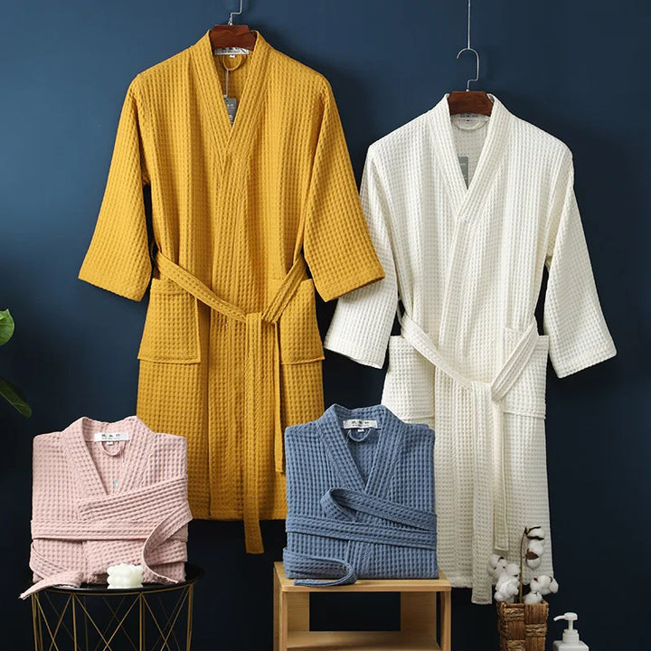 Luxe katoenen badjas in blauw, zachte stof, comfortabel en ademend. Perfect voor ontspanning.