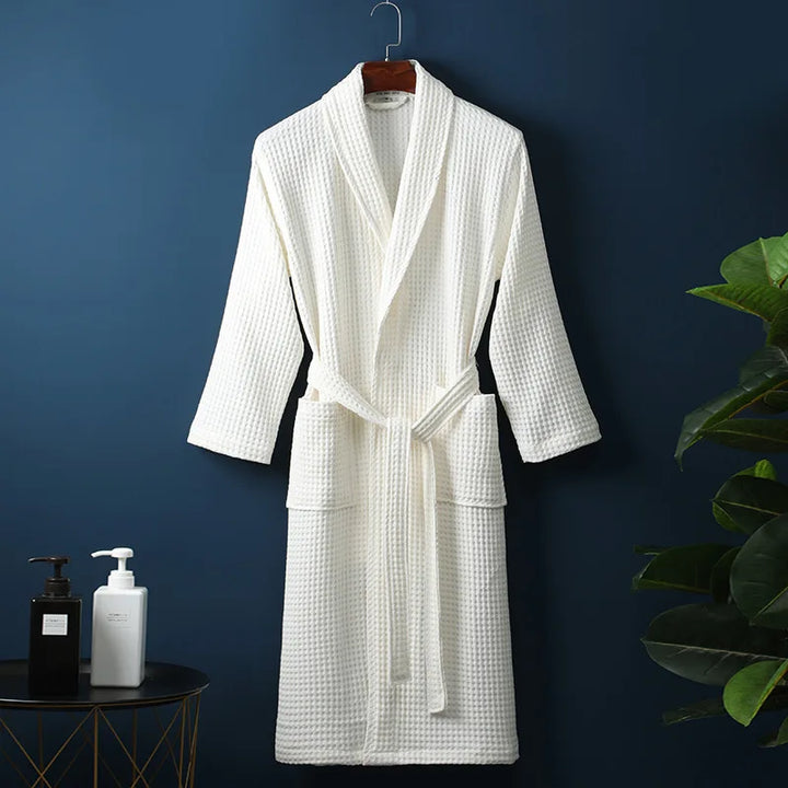 Luxe katoenen badjas in blauw, zachte stof, comfortabel en ademend. Perfect voor ontspanning.