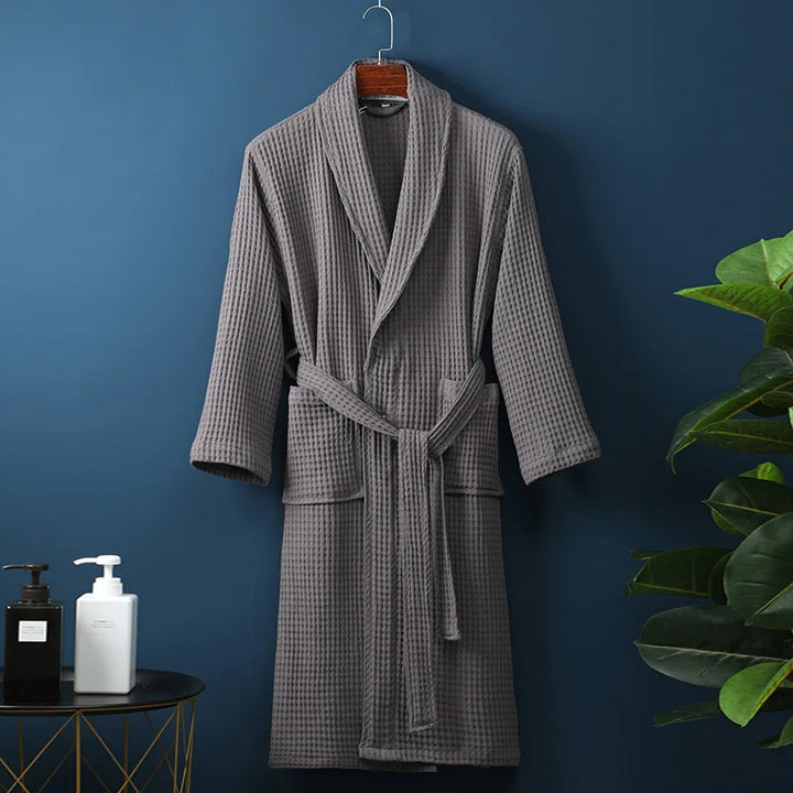 Luxe katoenen badjas in blauw, zachte stof, comfortabel en ademend. Perfect voor ontspanning.