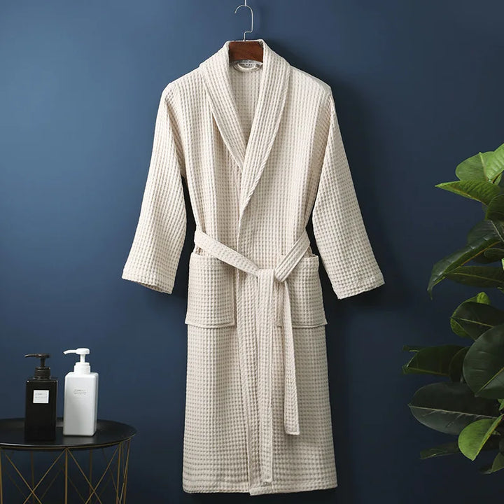 Luxe katoenen badjas in blauw, zachte stof, comfortabel en ademend. Perfect voor ontspanning.