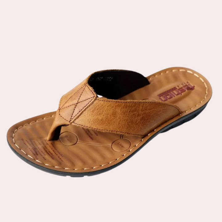 Luxe leren slippers voor heren, ergonomisch voetbed, tijdloos design, topkwaliteit in lichtbruin, zwart of bruin.