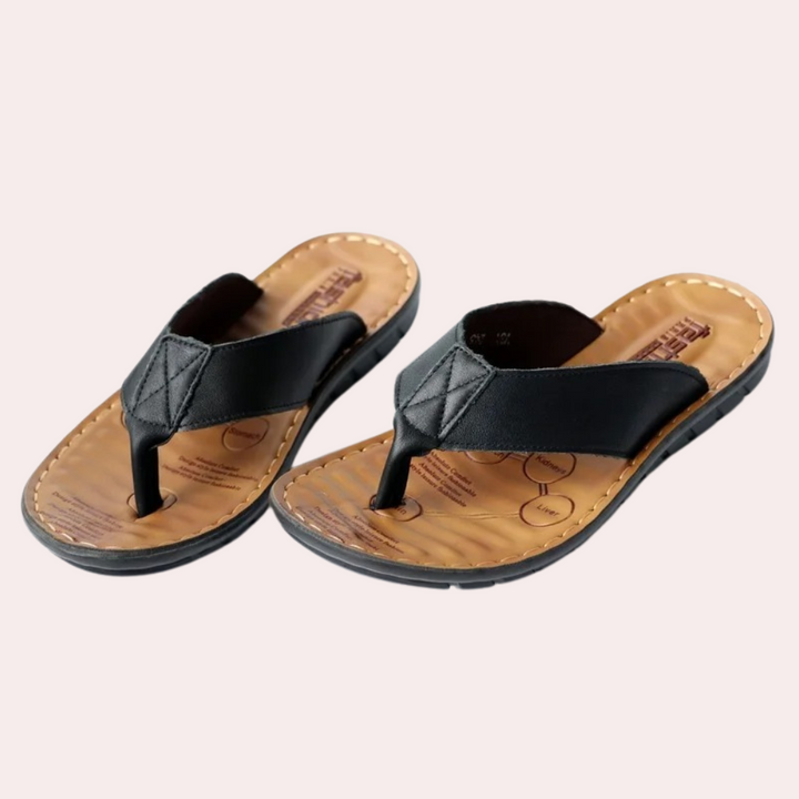 Luxe leren slippers voor heren, ergonomisch voetbed, tijdloos design, topkwaliteit in lichtbruin, zwart of bruin.