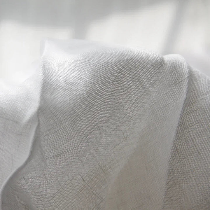"Luxe linnen beddengoed, elegant en zacht, in diverse kleuren zoals abrikoos en donkergrijs. Perfect voor stijlvol comfort."