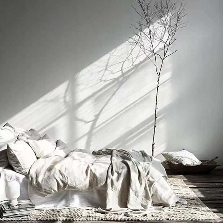 "Luxe linnen beddengoed, elegant en zacht, in diverse kleuren zoals abrikoos en donkergrijs. Perfect voor stijlvol comfort."
