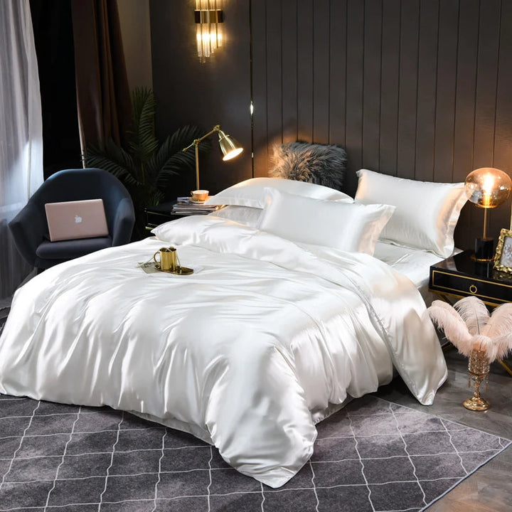 "Luxe satijnen beddenset, zijdezacht en chic; dekbedovertrek en kussenslopen in elegante kleuren voor ultiem comfort."