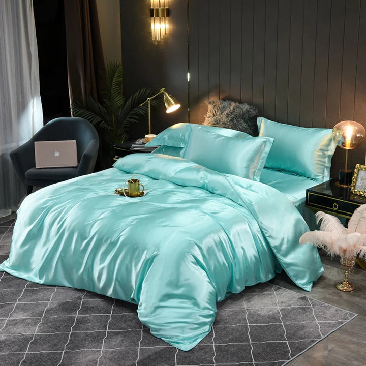"Luxe satijnen beddenset, zijdezacht en chic; dekbedovertrek en kussenslopen in elegante kleuren voor ultiem comfort."