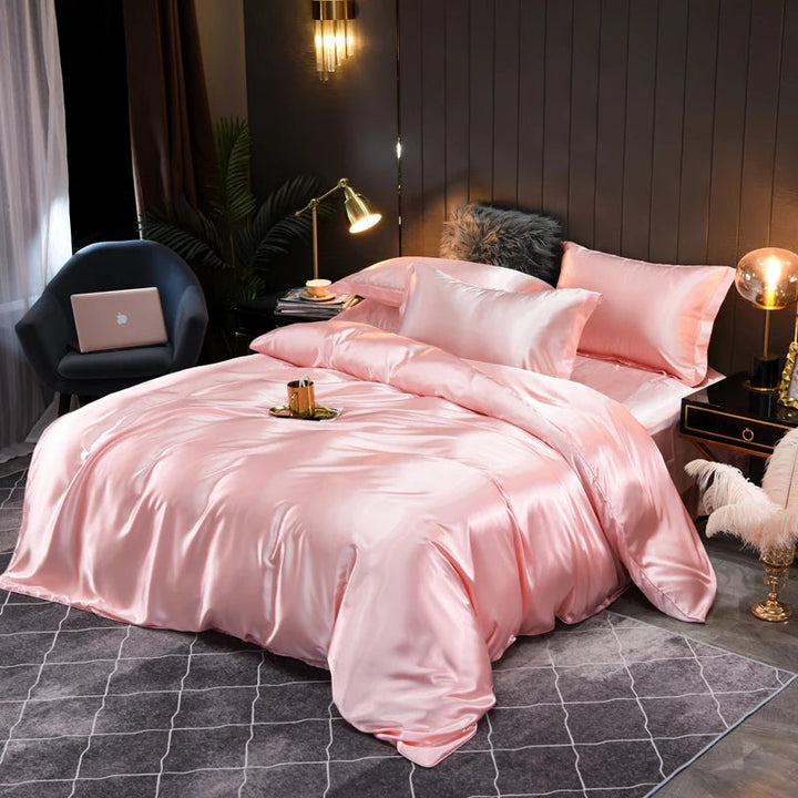 "Luxe satijnen beddenset, zijdezacht en chic; dekbedovertrek en kussenslopen in elegante kleuren voor ultiem comfort."