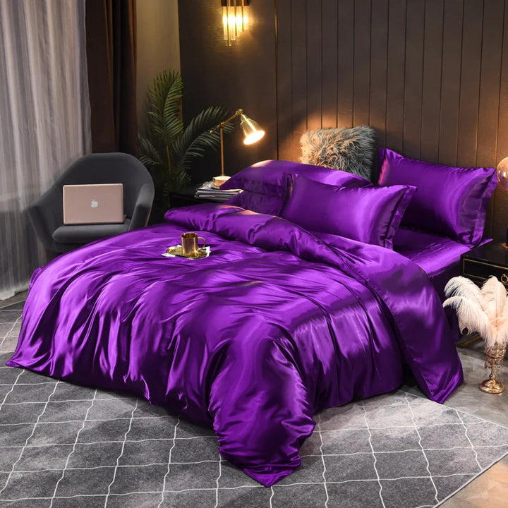 "Luxe satijnen beddenset, zijdezacht en chic; dekbedovertrek en kussenslopen in elegante kleuren voor ultiem comfort."