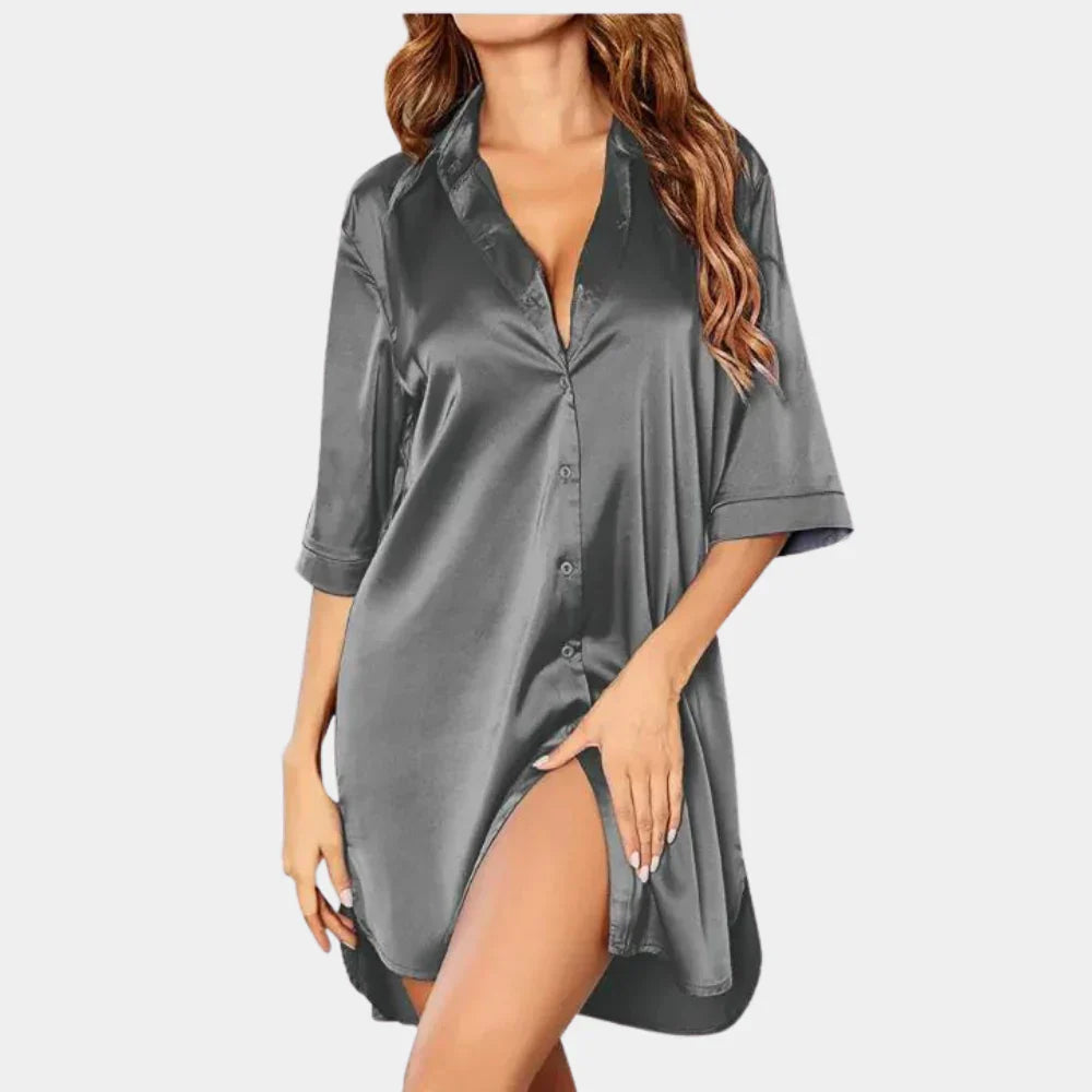 "Luxe satijnen dames nachthemd met omvouwkraag, knoopdetails, en halflange mouwen voor elegante zomernachten."
