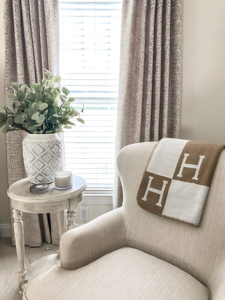 Winterse luxe: dikke wollen kasjmier plaid, heerlijk warm en een prachtige huisdecoratie.