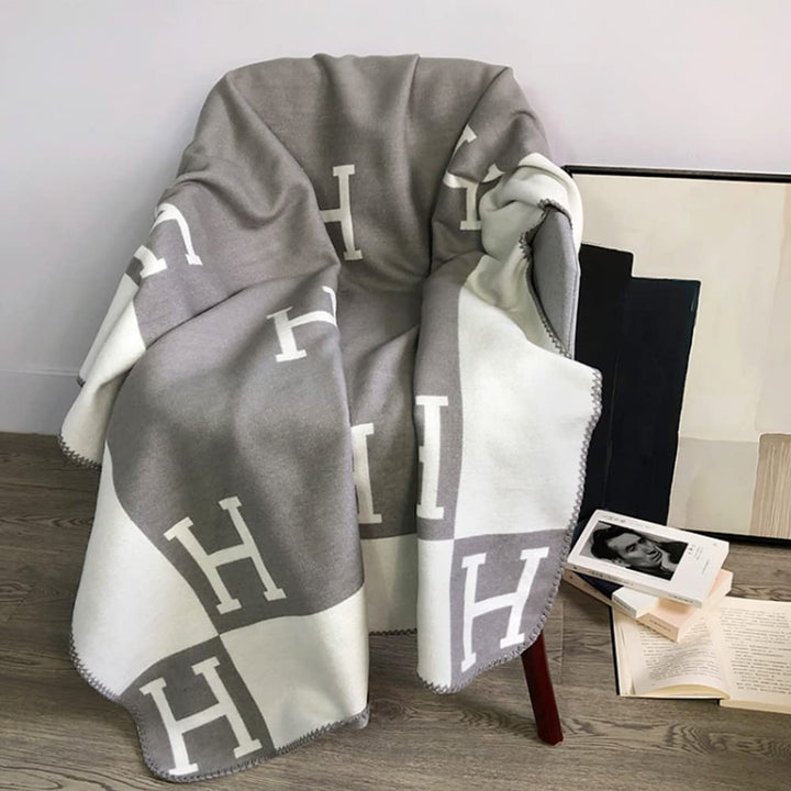 Moderne woonaccessoire: luxe wollen kasjmier plaid, voor een elegant en warm interieur.