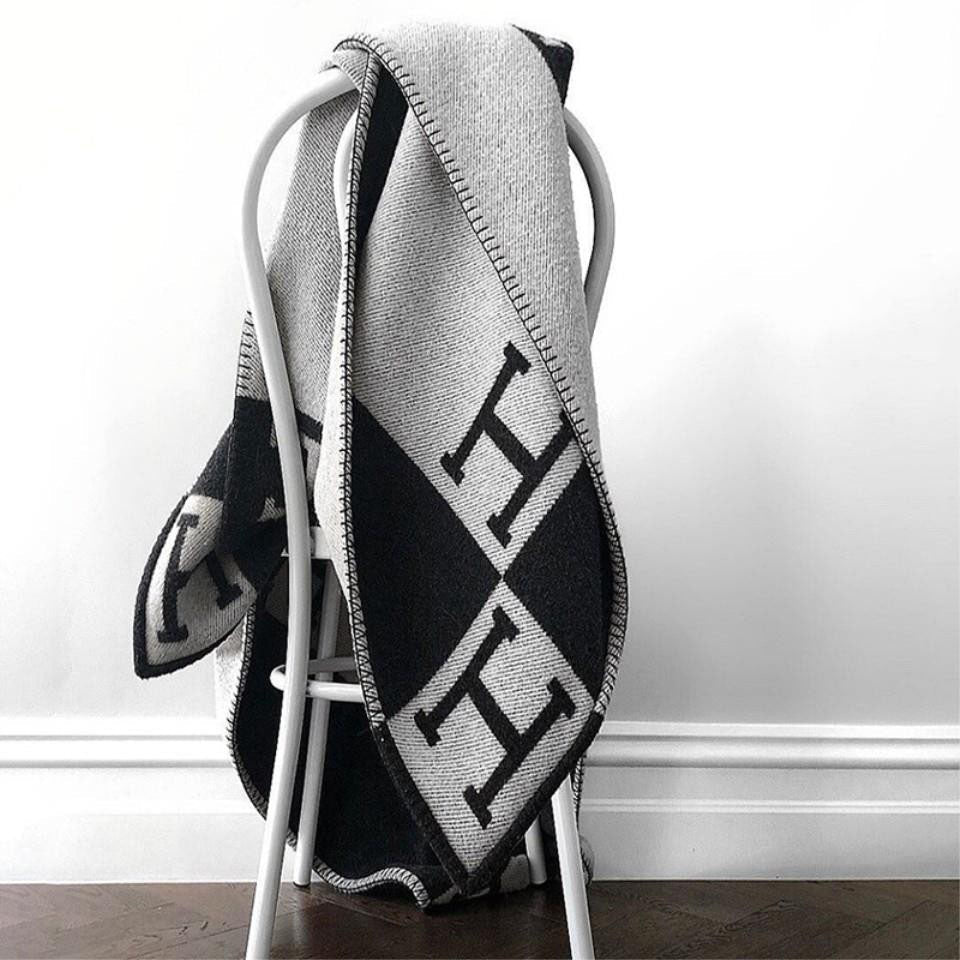 Comfortabele en warme kasjmierdeken, essentieel voor gezellige en luxe avonden thuis.