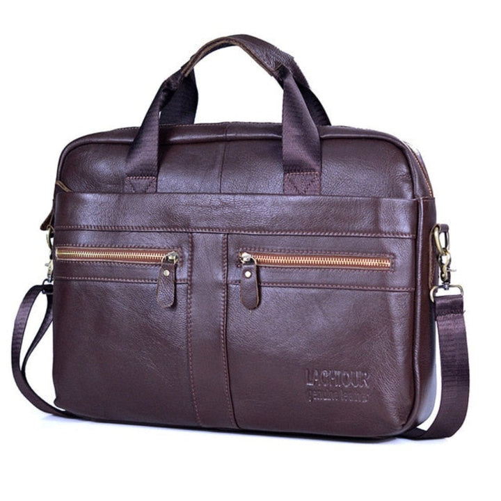 Textuur van het hoogwaardige leer van de Victor heren laptoptas, benadrukt de luxe afwerking.