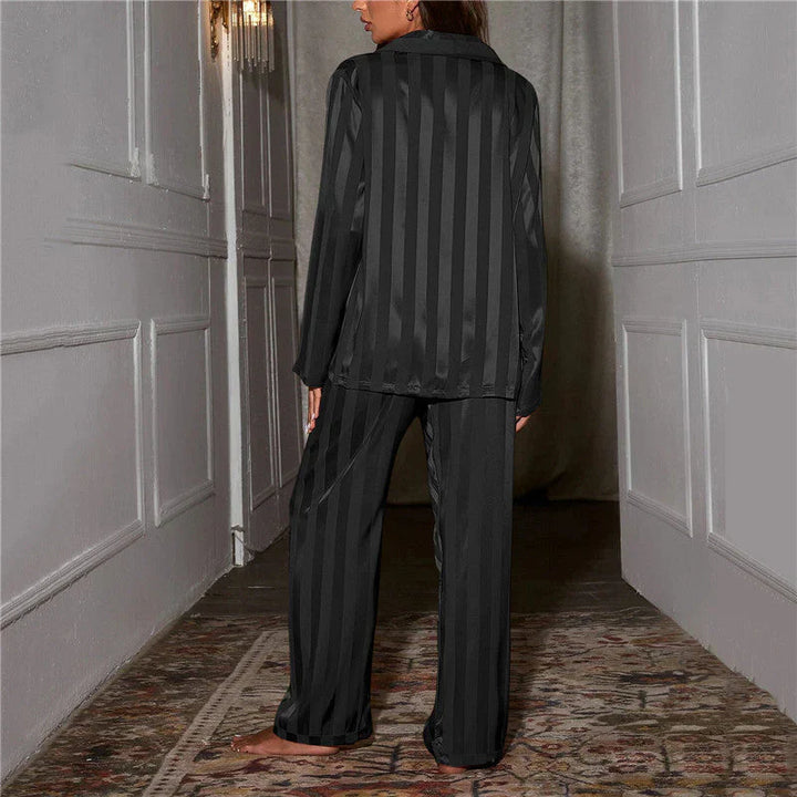 Hoogwaardige zijden damespyjama, duurzaam comfort en tijdloze elegantie.