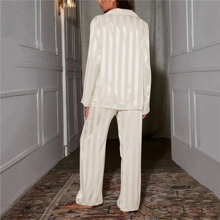 Verpakking van luxe zijden damespyjama set, klaar voor een elegante ervaring.