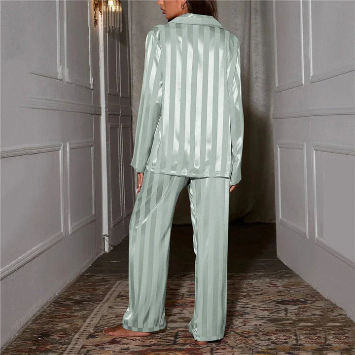 Glanzende zijden damespyjama set, voor elegante nachten en ontspannen dagen.