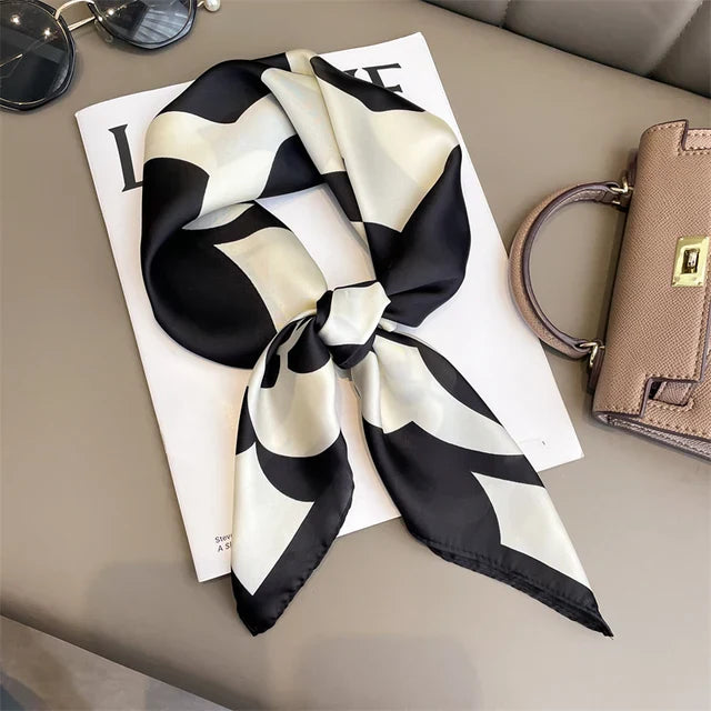 "Luxe zijden sjaal met elegant ruitenpatroon, zacht en glanzend voor stijlvolle damesoutfits."