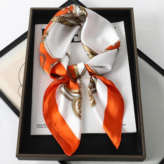 "Luxe zijden sjaal voor vrouwen met elegant ruitpatroon, satijnen afwerking, veelzijdig als accessoire. 70x70cm."