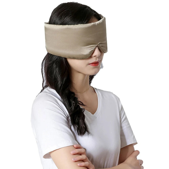 "Luxe zijden slaapmasker met 100% moerbeizijde, zijdezacht, hypoallergeen, effectief lichtblokkerend voor optimale rust."