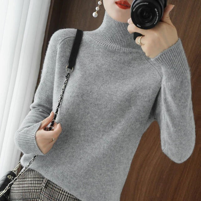 Losvallende, comfortabele dames coltrui met een elegant silhouet. Stijlvolle gebreide trui voor wintermode.