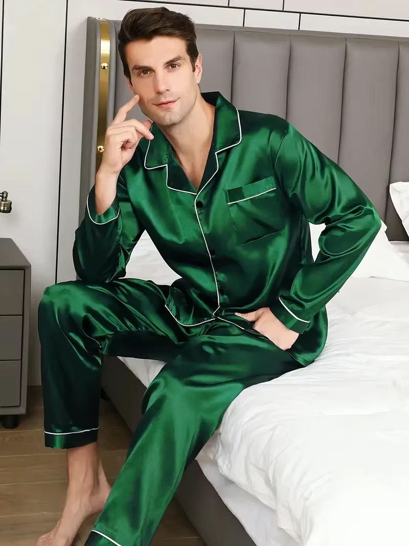"Luxueuze heren zijden pyjama set: elegant blauw satijn, lange mouwen shirt en broek, ultiem comfort voor stijlbewuste mannen