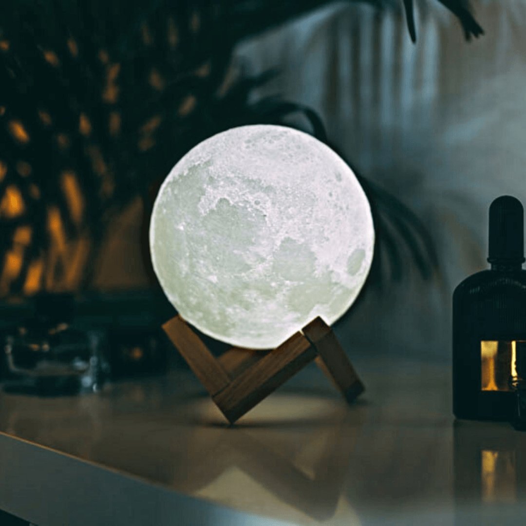 "Magische maanlamp met 3D-geprint maanoppervlak op houten stand, met draadloze touch control voor sfeervolle verlichting."