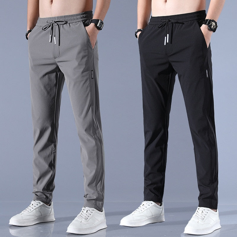 Man beweegt in comfortabele heren sneldrogende stretchbroek; ideaal voor actieve kleding en sport.