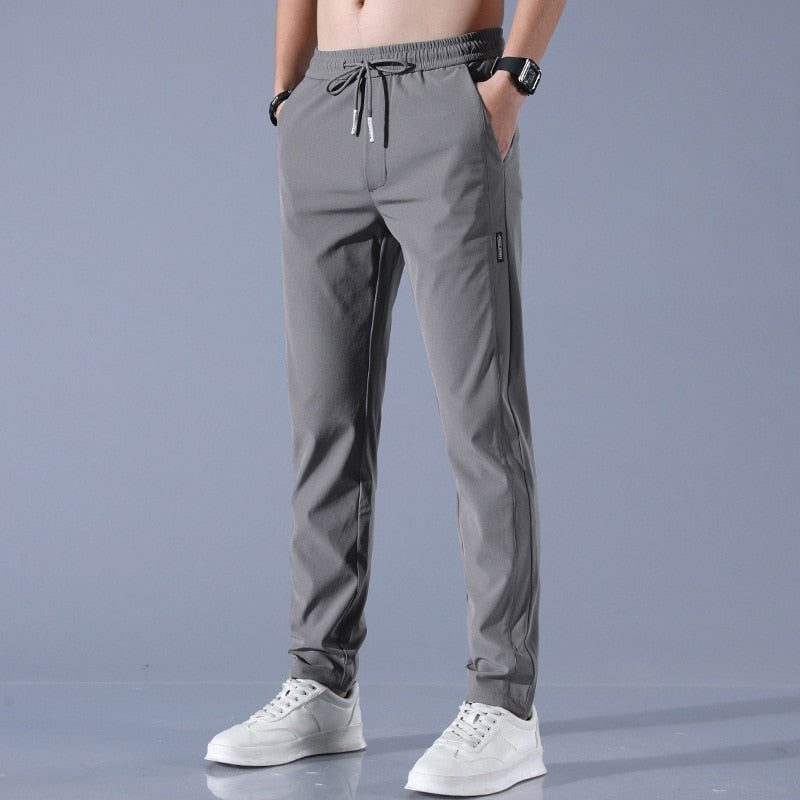 Sneldrogende outdoor stretchbroek voor heren, perfect voor wandelen en zomerse avonturen. Trekkoord.
