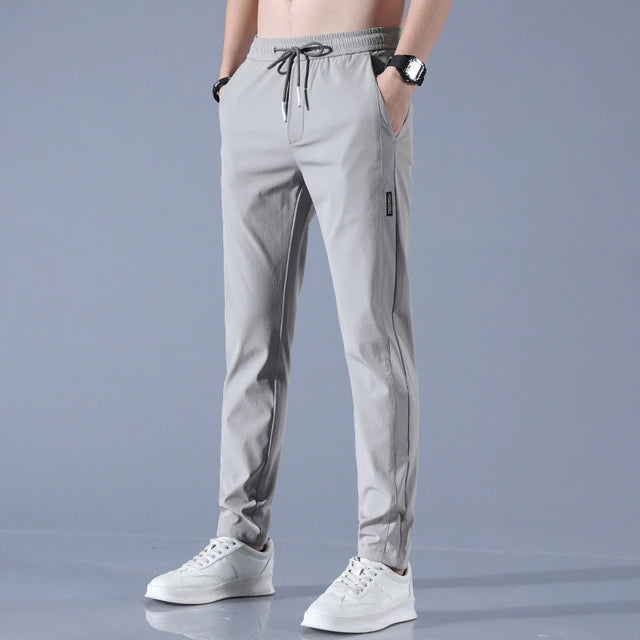 Stijlvolle heren stretchbroek in neutrale kleur, comfortabel en geschikt voor zowel actieve als casual outfits.