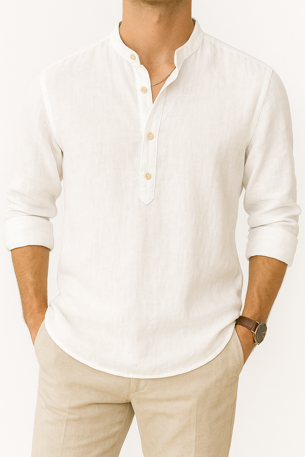 Detail van Henley kraag op een luchtig herenoverhemd met losse pasvorm, perfect voor zomerse strandstijl.
