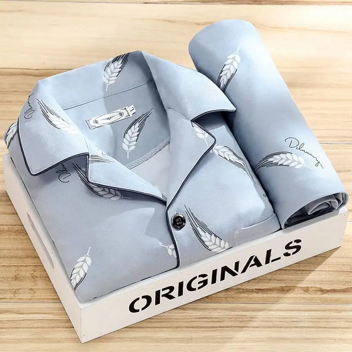 Mannelijke pyjamaset met strepen, ideaal voor comfortabele nachten en ontspannen thuis.