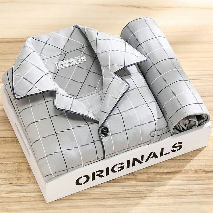 Man draagt gestreepte pyjamaset, perfecte nachtkleding voor ontspanning.