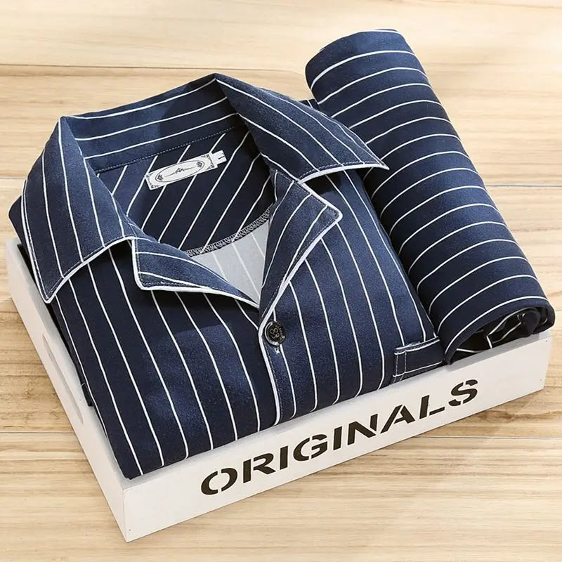 Gestreepte tweedelige pyjamaset voor mannen, zachte nachtkleding en loungewear.