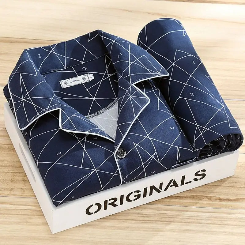 Herenpyjamaset in gestreept design, ontworpen voor comfortabele nachten en relaxen.