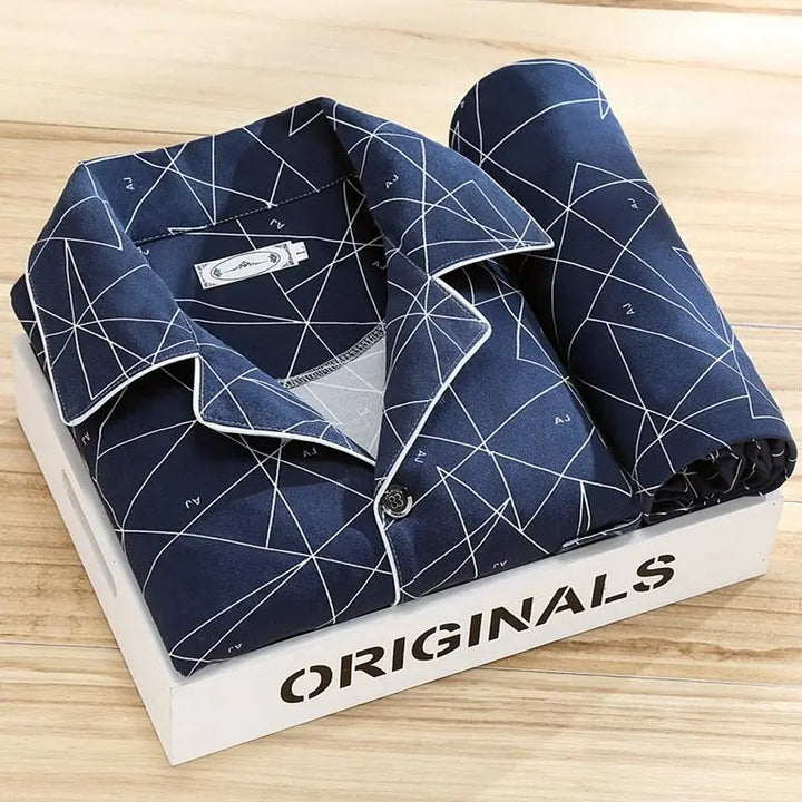 Herenpyjamaset in gestreept design, ontworpen voor comfortabele nachten en relaxen.