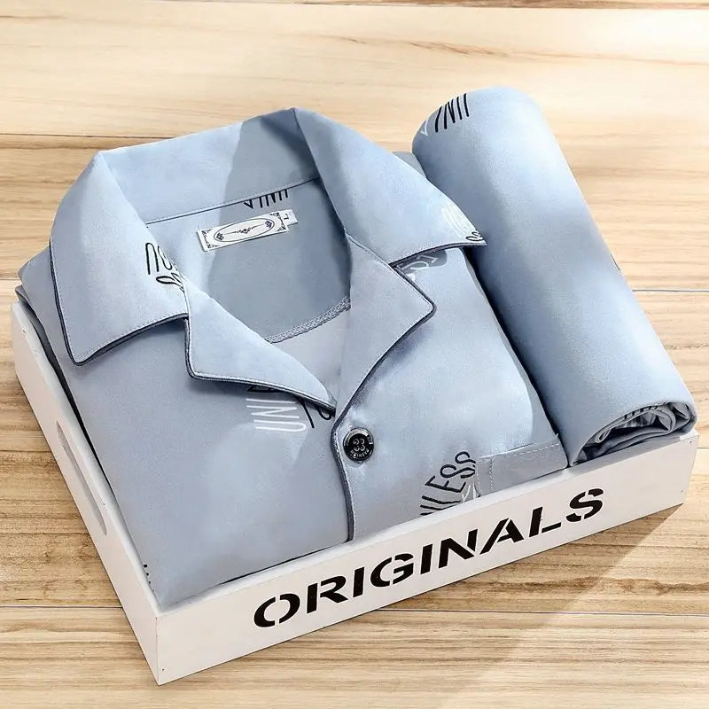 Model toont comfortabele gestreepte pyjamaset voor mannen als loungewear.