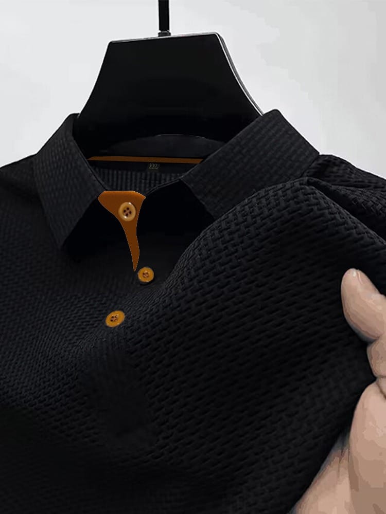 Detail van kraag en knoopsluiting op een ademend herenpoloshirt. Kwaliteitsstof.