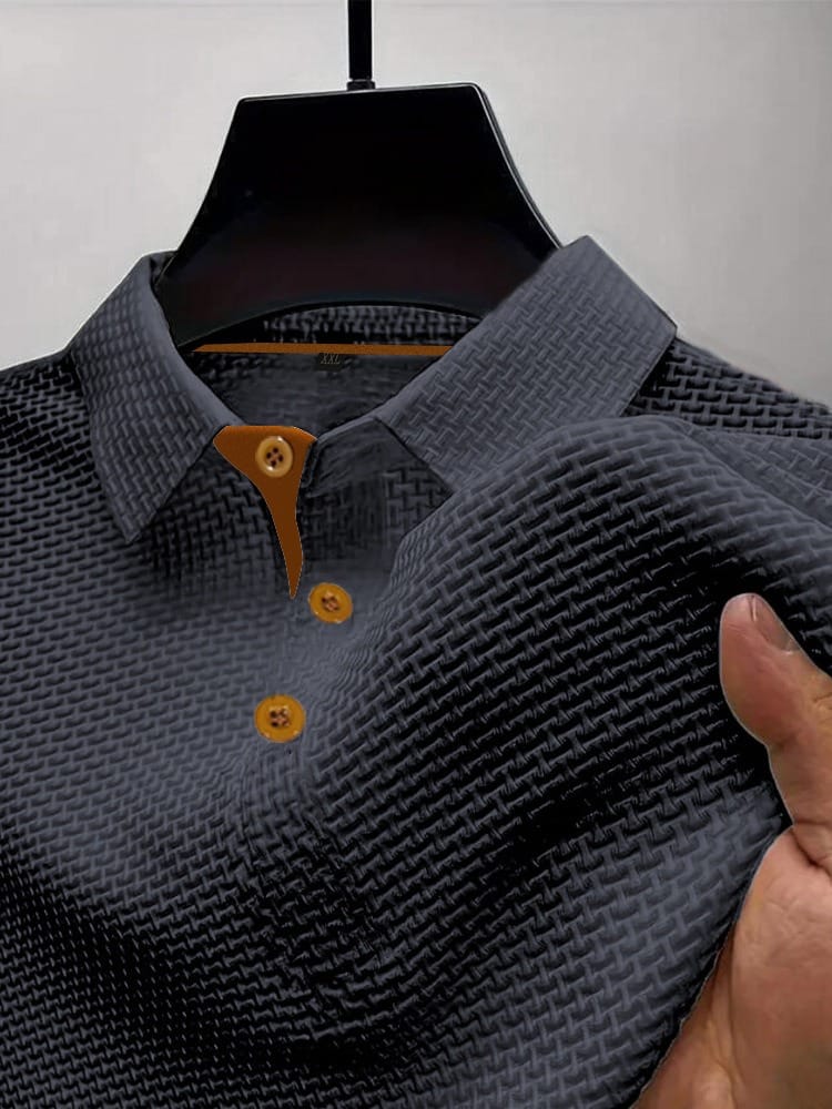 Man draagt een stijlvol, luchtig heren poloshirt, geschikt voor smartcasual en vrije tijd.