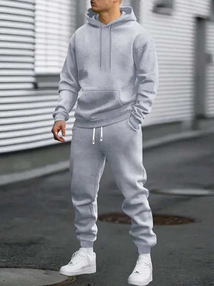 Moderne heren trainingspak set met stijlvolle hoodie en jogger. Perfect voor sportieve of streetwear look.