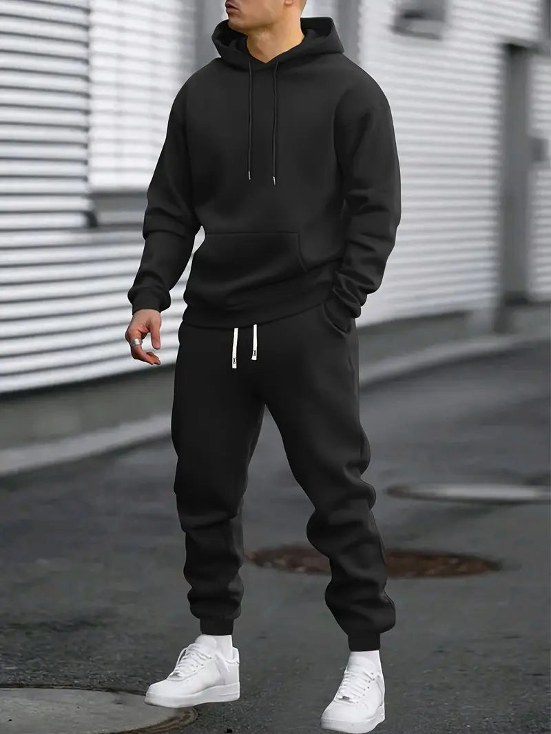 Heren hoodie & joggingbroek set. Zachte vrijetijdskleding, geschikt als herfstmode of winterkleding.