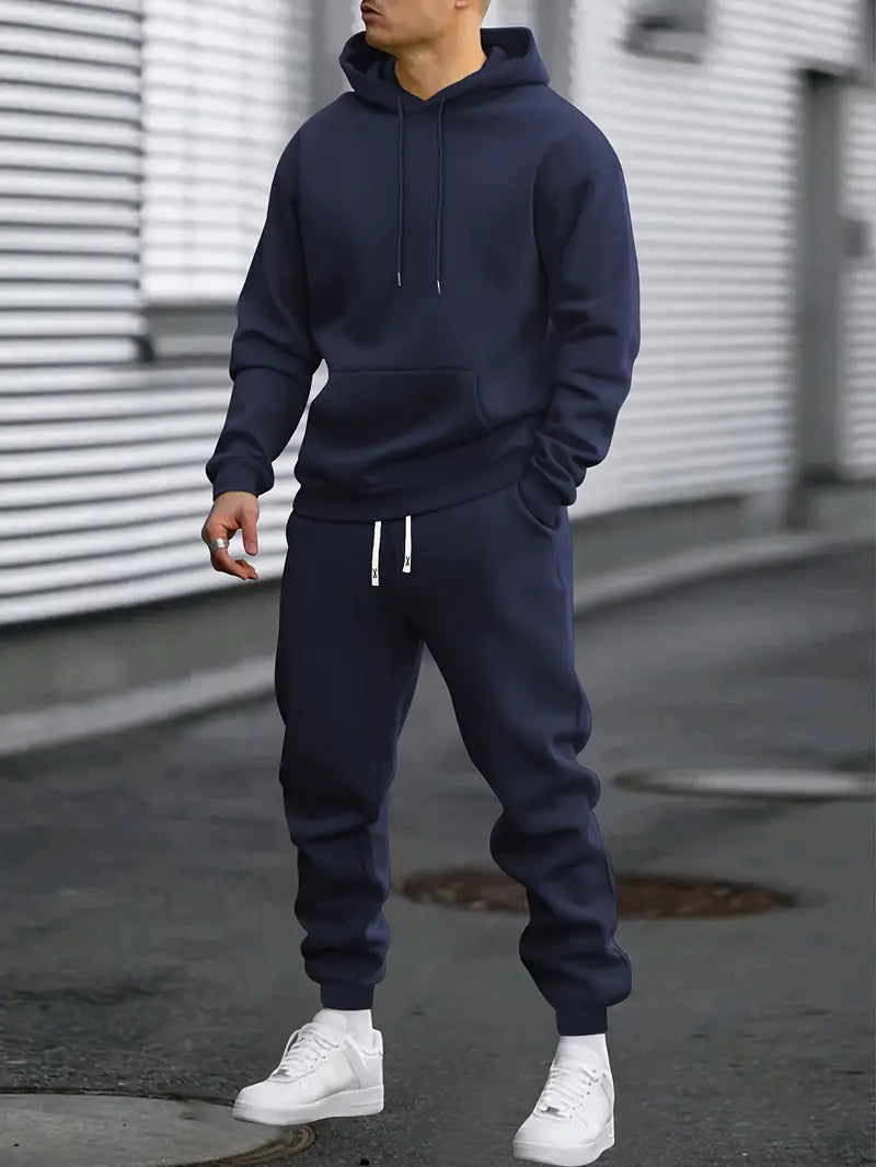 Comfortabel heren trainingspak van zachte stof. Hoodie & joggingbroek voor casual dagelijkse look.