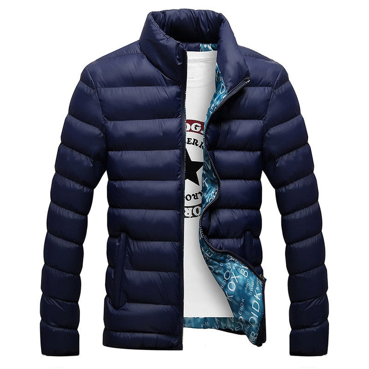 Marineblauwe heren gewatteerde jas met stijlvolle geprinte voering; perfecte overgangsjas voor lente of herfst.